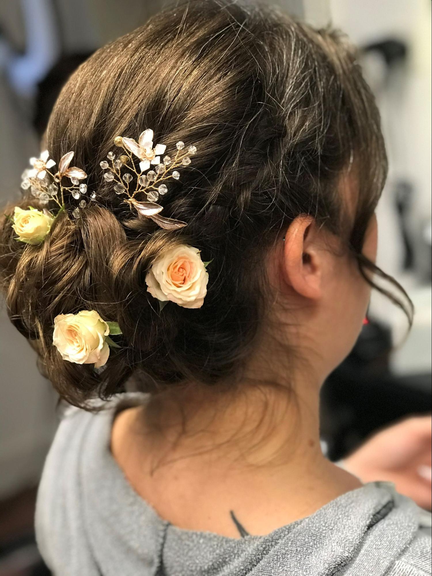 Hair-Devotion-Coiffure in Bonstetten Brautfrisur mit Blumen