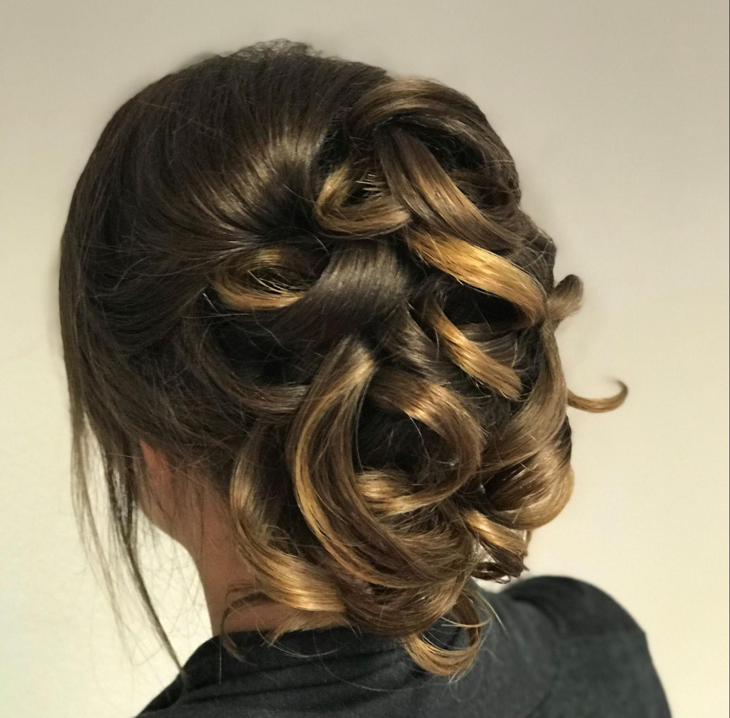 Hair-Devotion-Coiffure in Bonstetten blonde Strähnen dunkle Haarfarbe hochgesteckt