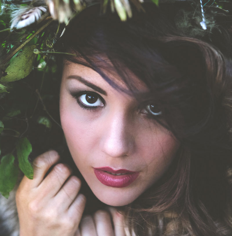 Make-up wie auch die Haare dienen als Schmuck